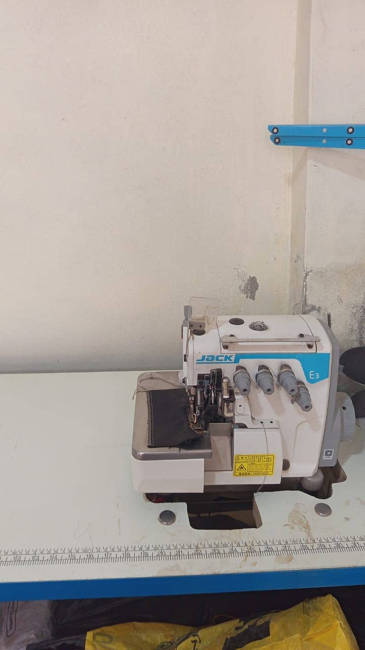 JACK E3-5 Overlock Machine 1