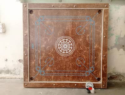 Carrom board beautiful design. Free pieces. Condition almost new
