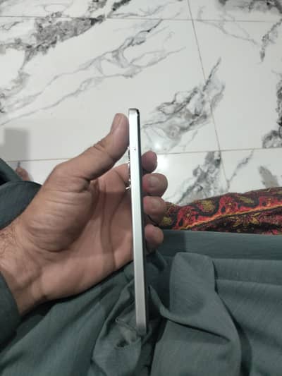 Infinix hot 60i  memory 8/128 with box chrgr set 10/10 hen