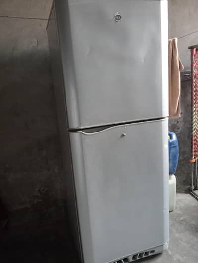 2 fridge hain pel ki large size Hy aor Dowlenc ki medium size Hy