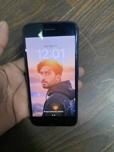 IPhone se back crik hy baki all oky hy original charger handfree