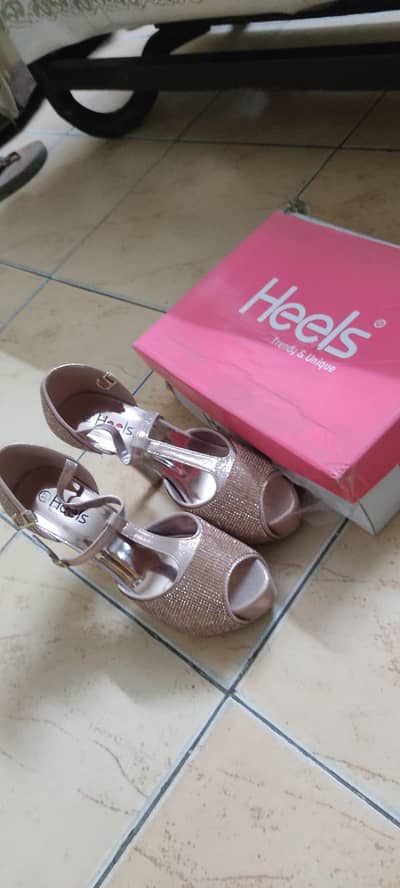 Brand HEELS