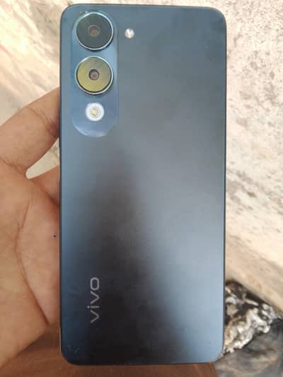 vivo yo4 ram 6 gb 128 all ok h 1 mehany isss hua h box charg Sath h