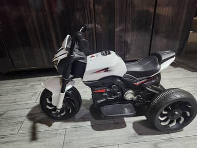 kids bike white color 2 batteries