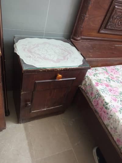Bed,side drawers,dressing table up for sale!! with foam
