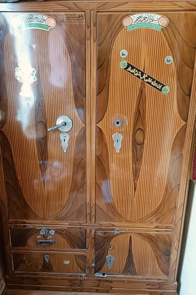 wardrobe used only one side lock damaged