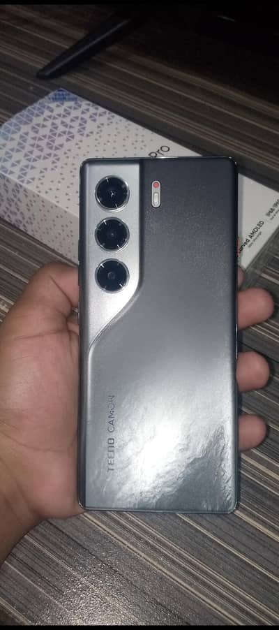 tecno camon 40 pro  . . 10 by 8.5