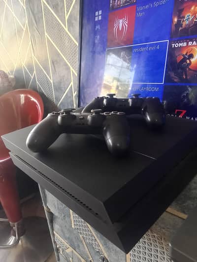 PS4 1 tb with 2 controller