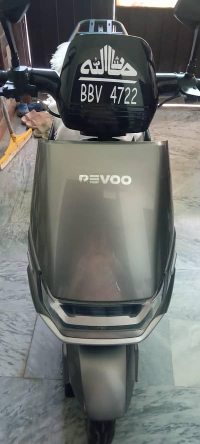 Electric scooty Revoo A12
