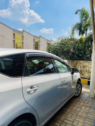 toyota prius alpha 2013