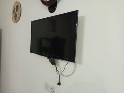 almost brand new 32 inch original Sony LCD
