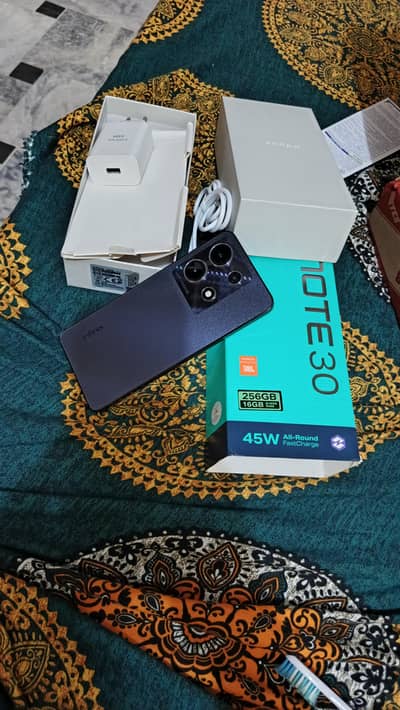 Infinix Note 30 8gb 256gb Fully lush/complete box