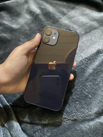 Iphone 12 non pata 10/10 condition