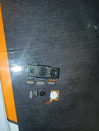 AQUAS ZERO 5G CAMERAS FRINT AND BACK AND IT'S LED FLASH