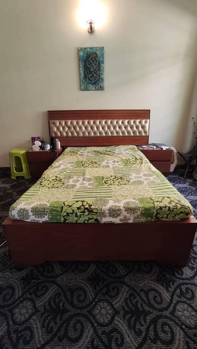 Elegant wooden bed set with 2 side tables + dressing table