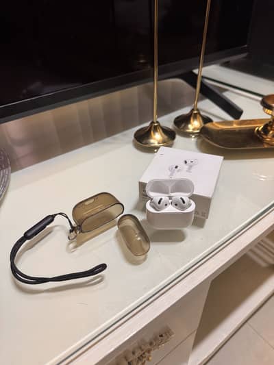 Apple Airpods 4 with ANC 10/10 with box and complimentary case