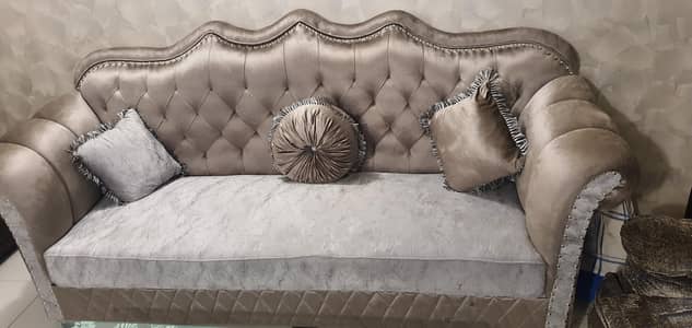 m selling my 7 seater sofa set brand new 100 %  a1 cond orignal pics