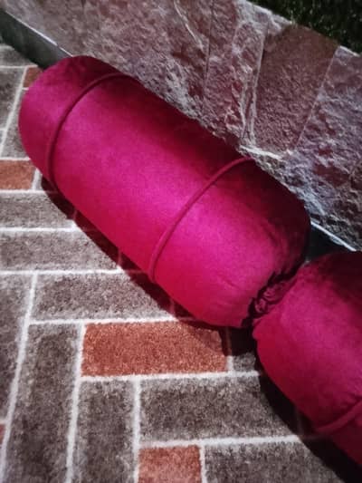 carpet set with cutions and one cution pair in 1000 rupee with foam