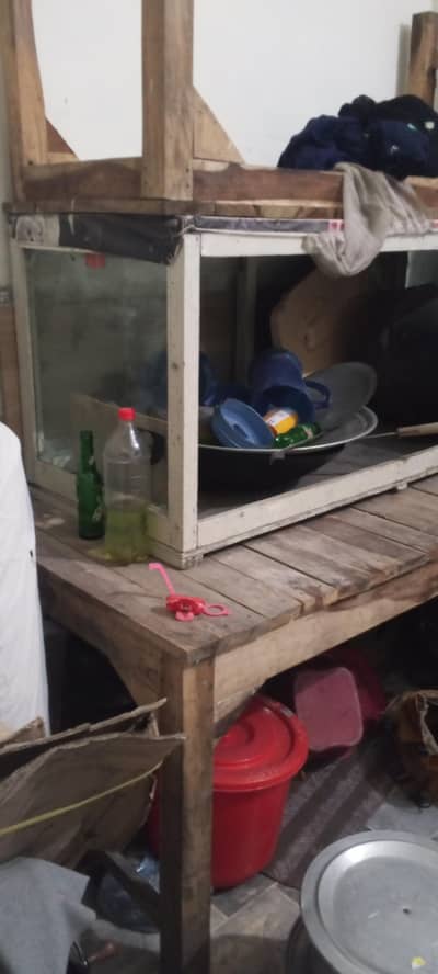 nan pkora Ka Saman ha table show case two stool kariya 2chamcha Barner