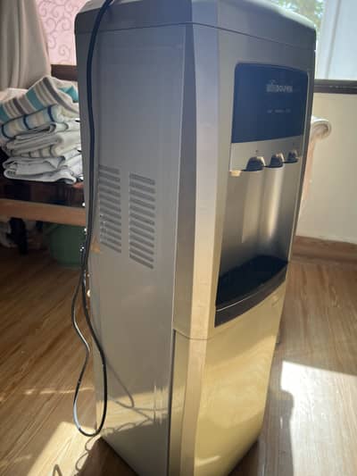 Dolphin Dispenser | Original