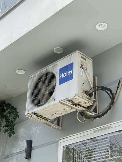 Hair Ac 1 ton for sale in good condition  03007450158 call on sim just