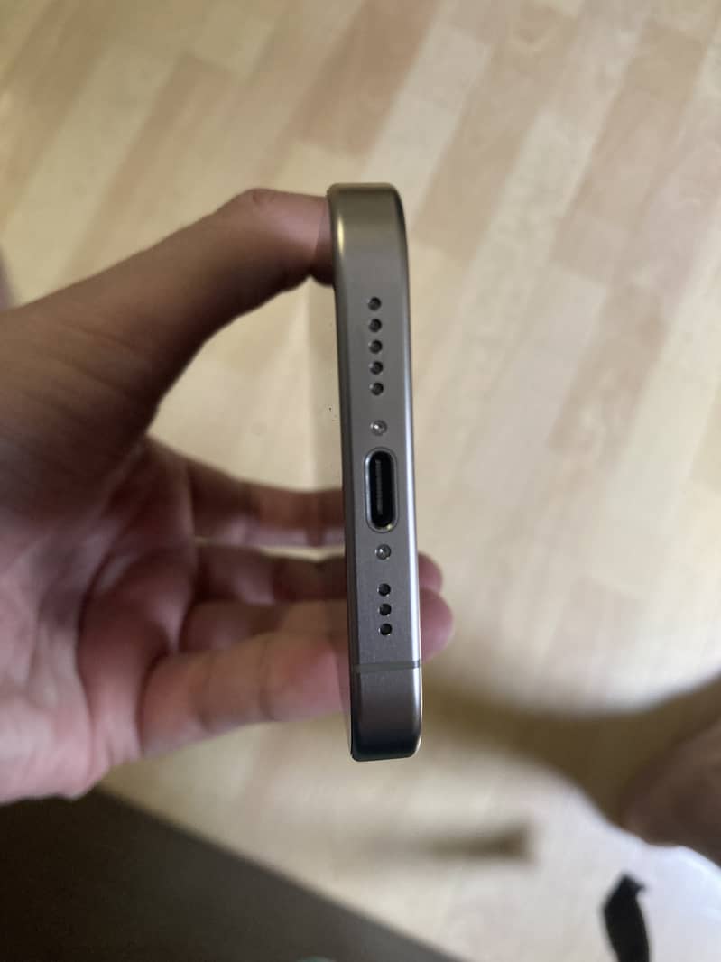 Scratchless, Mint Condition iPhone 15 Pro 5