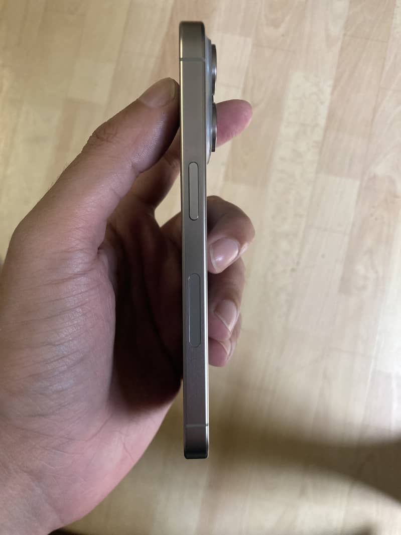 Scratchless, Mint Condition iPhone 15 Pro 7