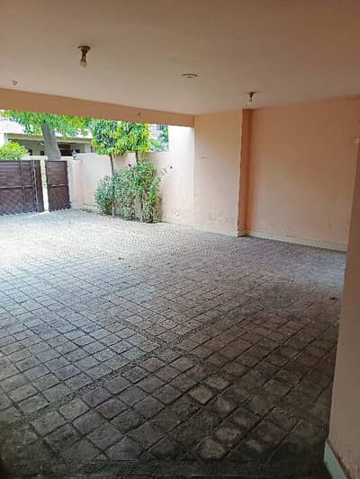 1 knal just like brand new house 5 bedroom 6 washroom