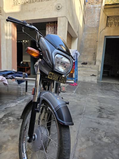 Honda dream 70  10/10 cindiotion all the 3 service available