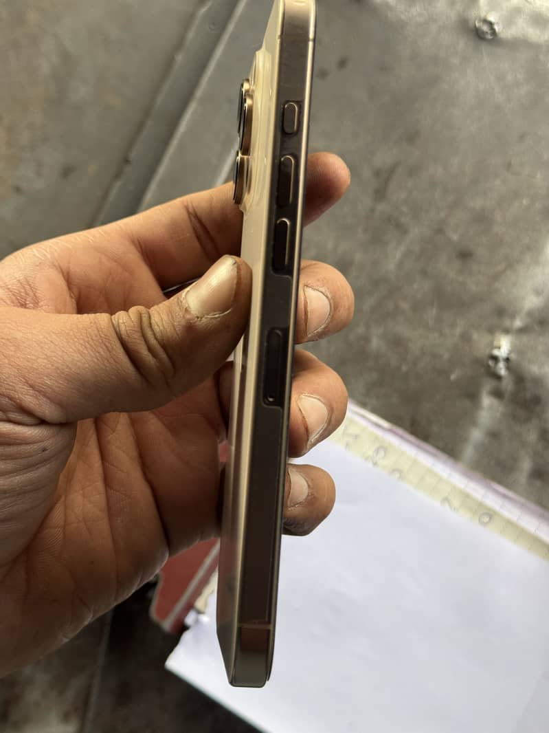 iPhone 16 pro max 3