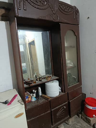 Used and singar table