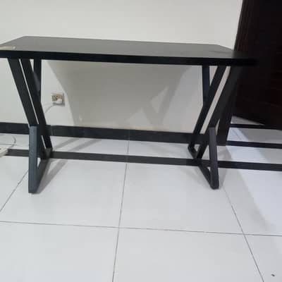 Table for sale can accommodate 3 screens