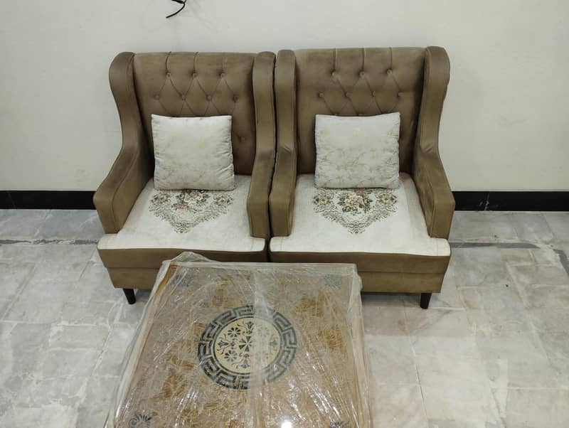 2 seter sofa with table 3