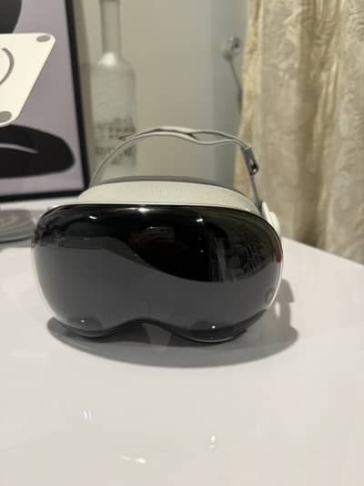 Apple Vision Pro – Original | Smooth Performance | Rare Device