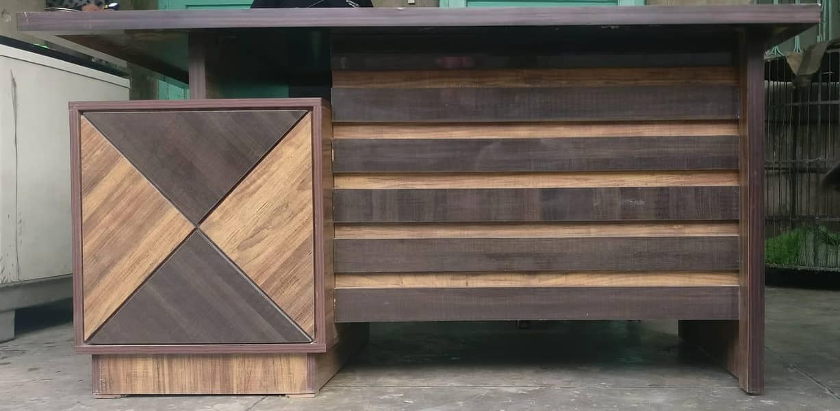 Executives office table 10/10 condition 1