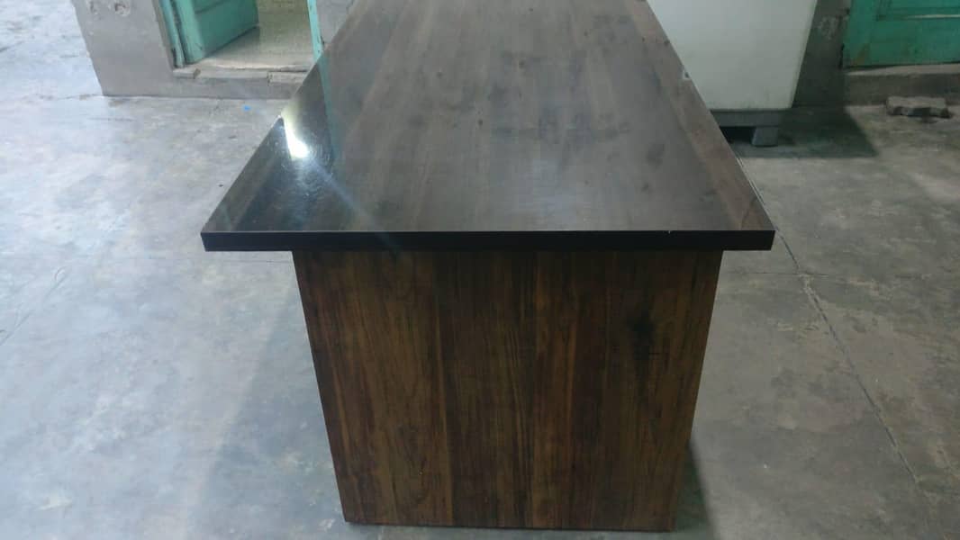 Executives office table 10/10 condition 2