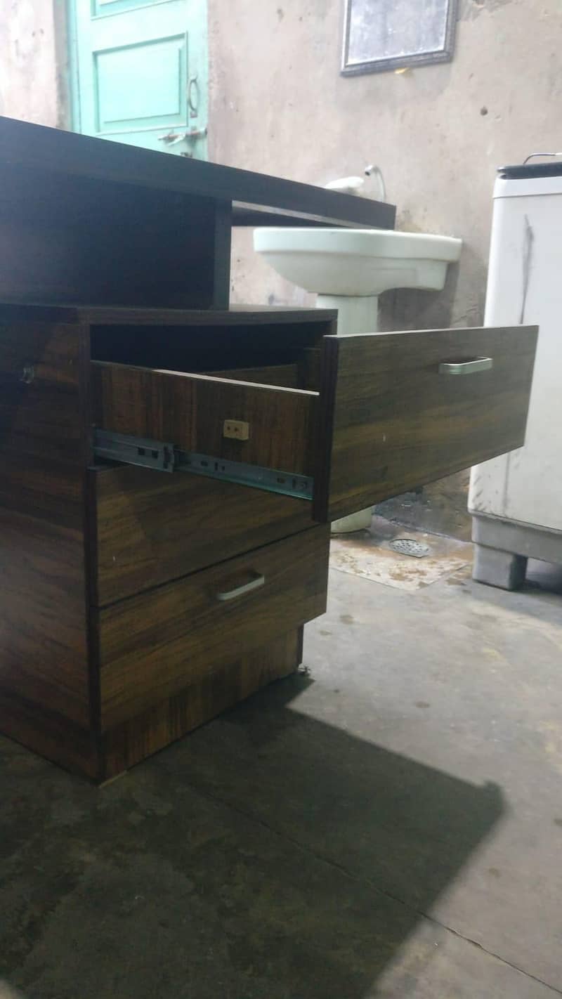 Executives office table 10/10 condition 3