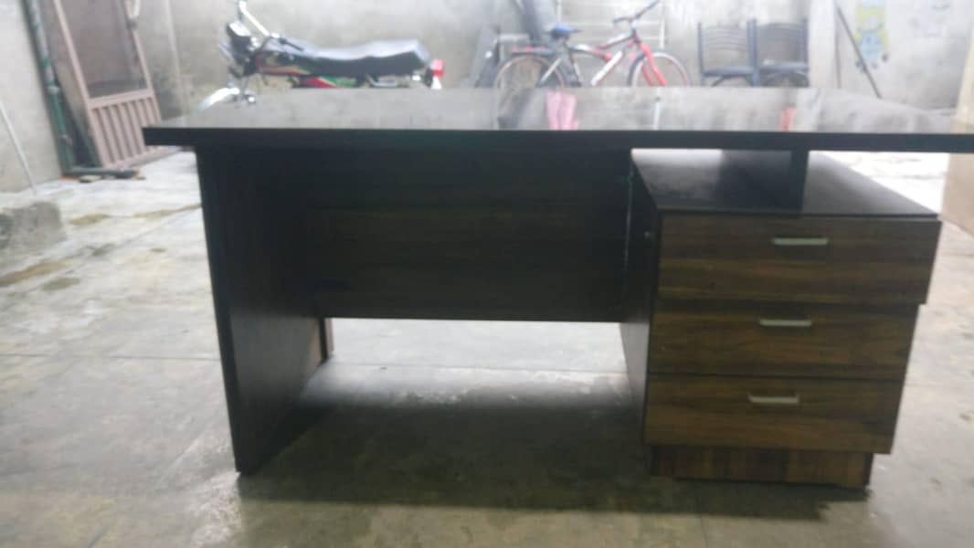 Executives office table 10/10 condition 4