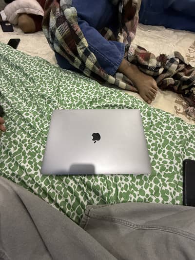 Macbook Pro 2018 i9 15" Touch bar. 4 gb MD Graphic Card