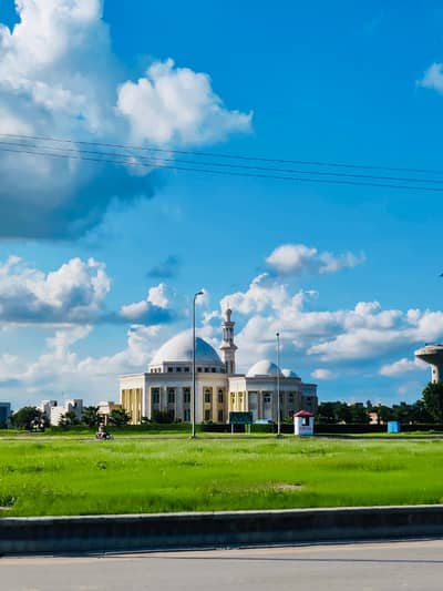 Low Price 8 Marla Park Facing Plot Ready for Construction 75 Lac