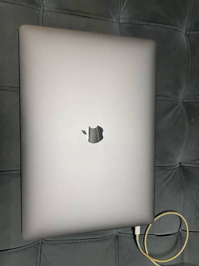 MacBook pro 2017 15 inch 16/512