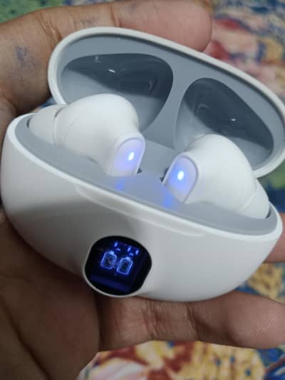 Wireless Bluetooth Earbuds with LED Display Charging Case (White)
