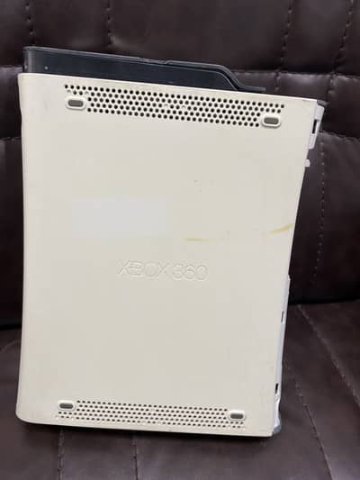 Xbox 360 urgent sell hard little bit broken but works properly