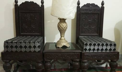 coffee chairs table like new  with lamp