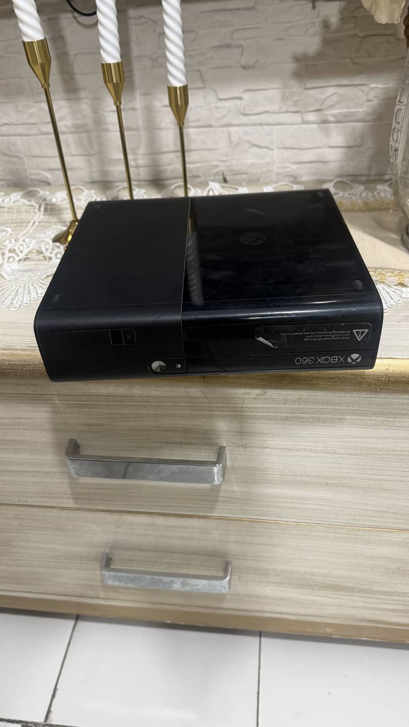 Xbox 360 e with kinect 0