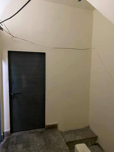 A SEPERATE ROOM IS AVAILABLE FOR RENT ONLY FOR MALES