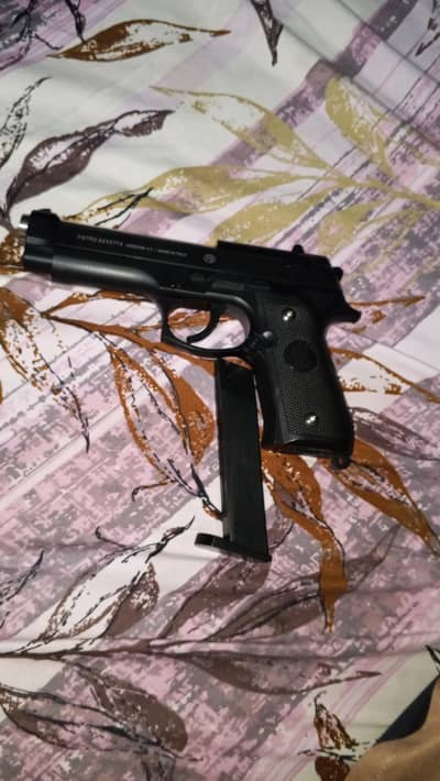 Bhai gun fully metal ha Lekin kharab ha chaara wali ha ya bas show ka