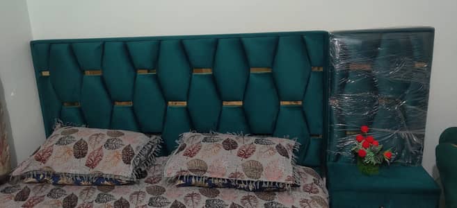 bed aur sofa aur side table