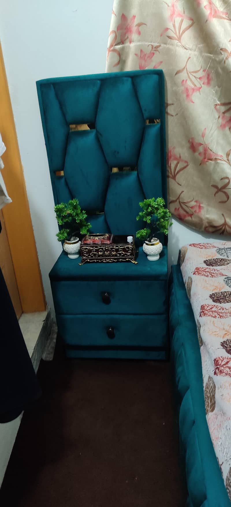 bed aur sofa aur side table 2