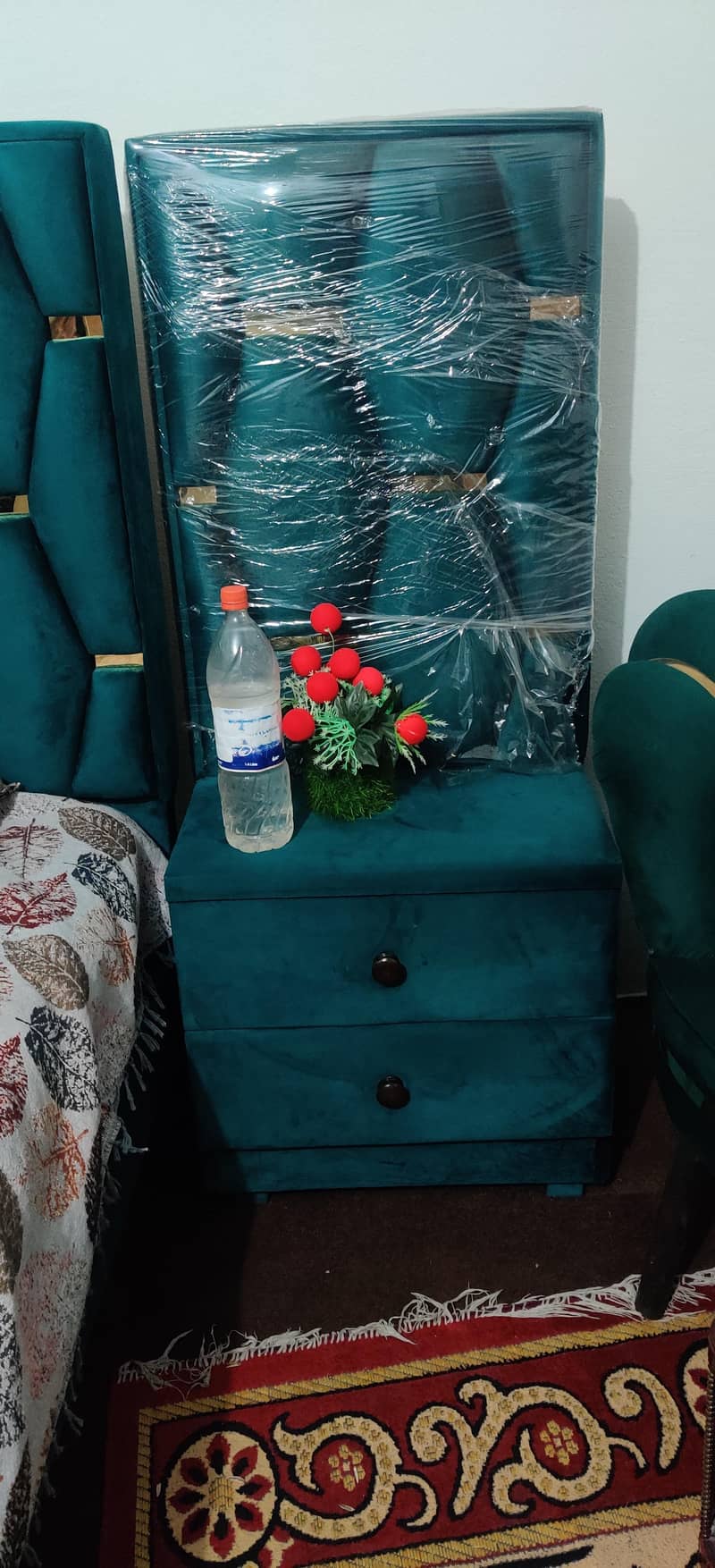 bed aur sofa aur side table 4